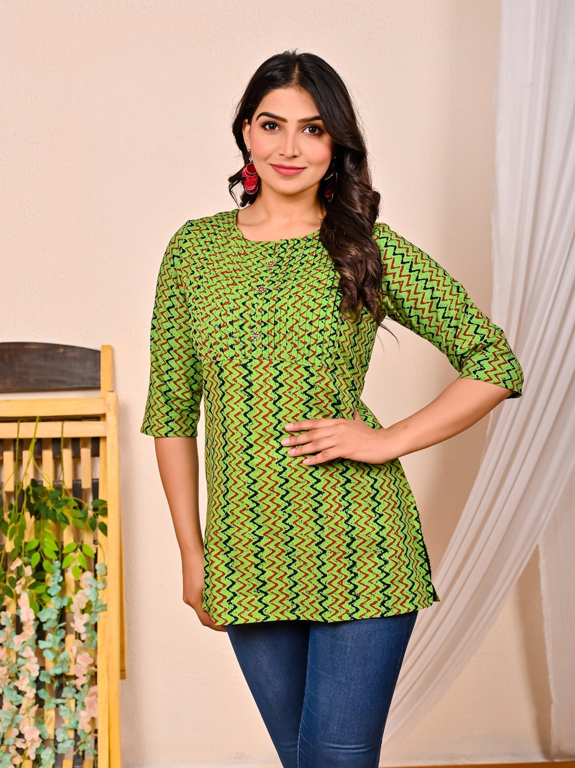 Womens Green Zig-Zag Printed Short Kurti/Top