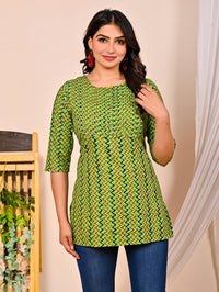 Womens Green Zig-Zag Printed Short Kurti/Top