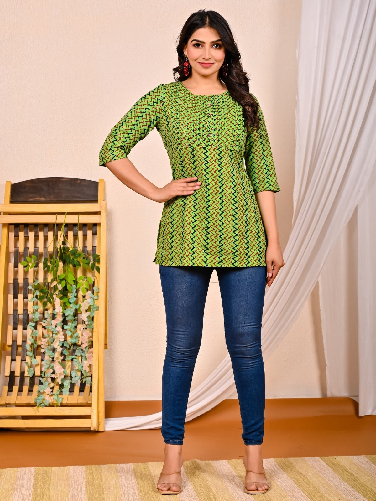 Womens Green Zig-Zag Printed Short Kurti/Top