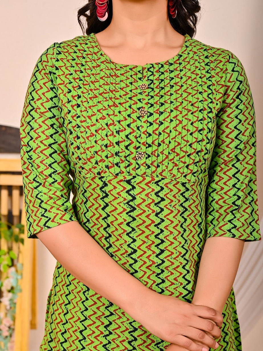 Womens Green Zig-Zag Printed Short Kurti/Top