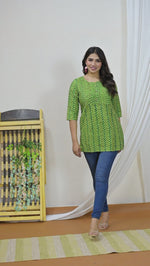 Womens Green Zig-Zag Printed Short Kurti/Top