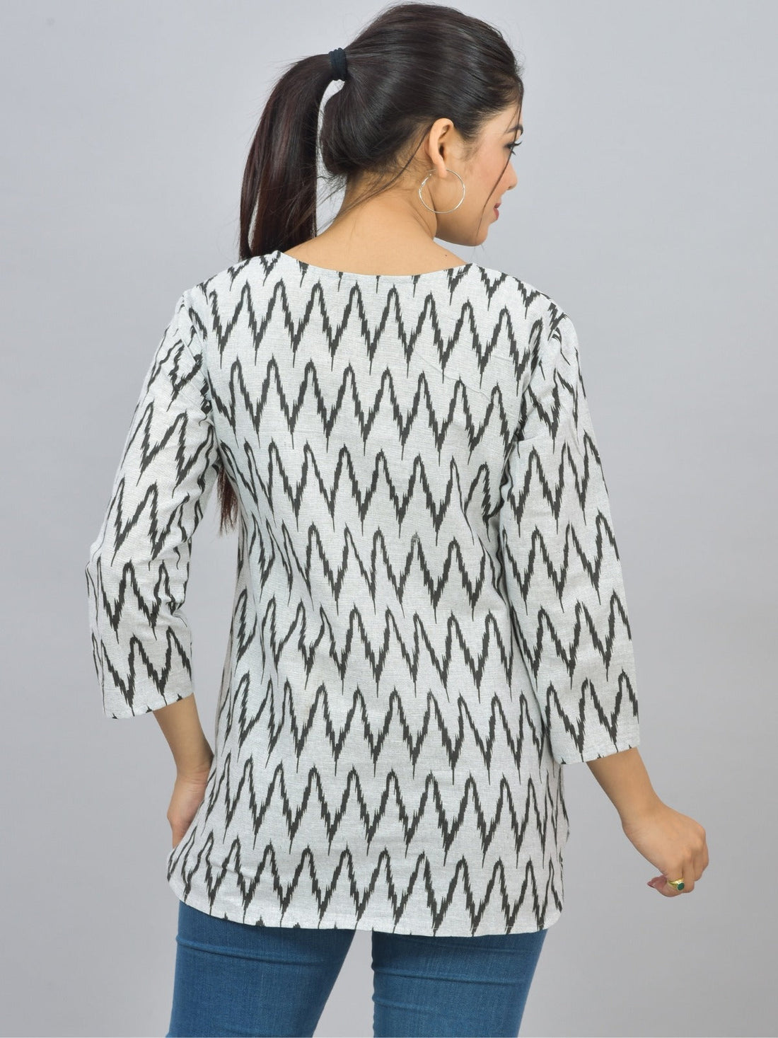Womens Regular Fit Black Zig Zag Printed Short Kurti/Top